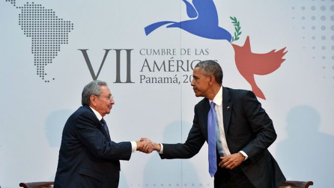 Raul Castro i Barack Obama - historyczny uścisk dłoni