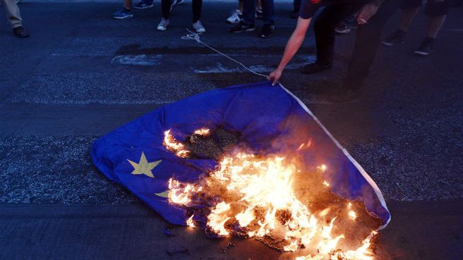 Flaga UE podpalona przez antyunijnych demonstrantów w Atenach