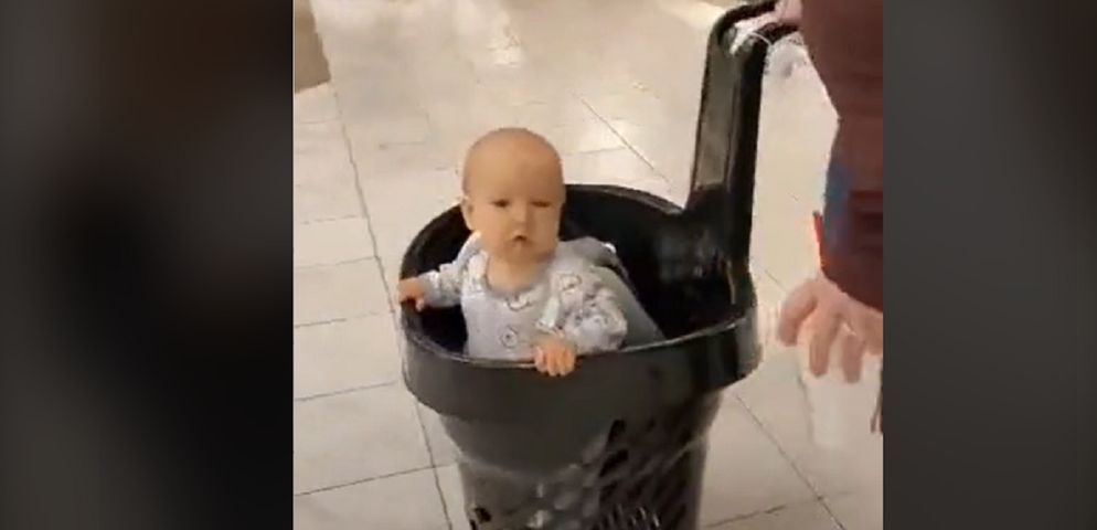 Wybrała się na zakupy z niemowlakiem bez wózka. Pomysł młodej mamy zachwycił internautów