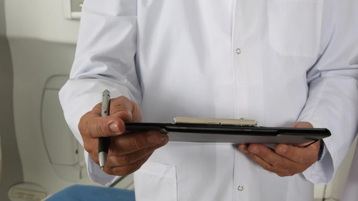 Flebolog to specjalista w zakresie flebologii, dziedziny medycyny zajmującej się diagnostyką i leczeniem schorzeń żył.