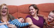 Mama, mama i trójka dzieci. Jak się żyje "tęczowym rodzinom" w Polsce?