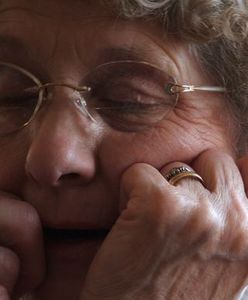 Czy płacić babciom za opiekę nad wnukami?