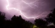 Telefon ściąga pioruny? Mity i fakty o burzy