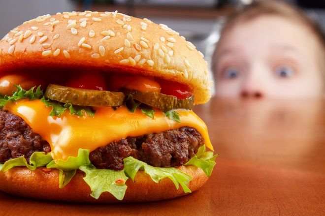 Oglądanie telewizji zwiększa zamiłowanie nastolatków do fast foodów