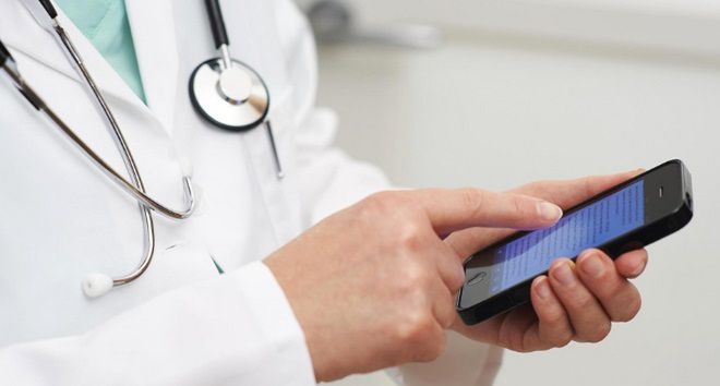 Lekarze rozprzestrzeniają choroby przez smartfony!