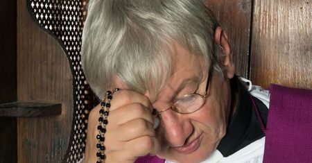 Ile naprawdę zarabia ksiądz i co właściwie robi?