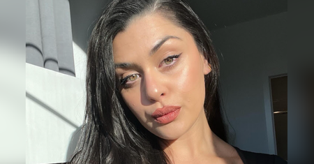 Alkohol aktywował objawy nowotworu. Influencerka wykryła rzadkiego raka