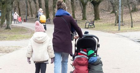 Ma czworo dzieci. Żali się, że mąż wysyła ją do pracy