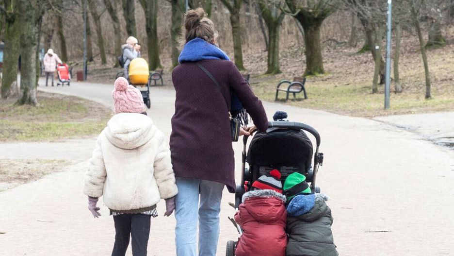 Mąż wysyła żonę do pracy. Mają czworo dzieci