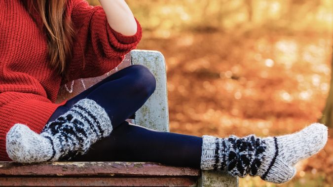 Kolorowe rajstopy trzeba umiejętnie dobrać do stylizacji