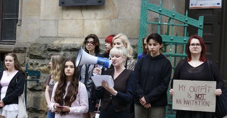 Z ukrycia fotografował majtki dziewczynek. Uczennice usłyszały, że to ich wina