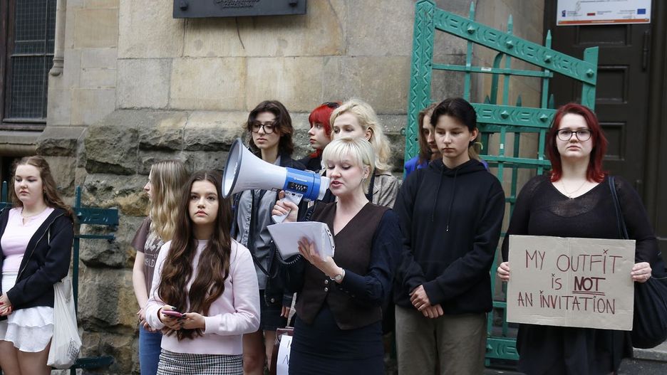 Robił zdjęcia bieliźnie koleżanek. Uczennice usłyszały, że to ich wina