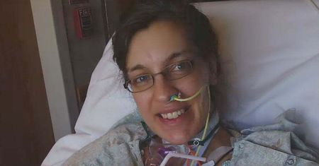 Zaczęło się od bólu głowy i gardła. "Błahą" infekcję przypłaciła amputacją