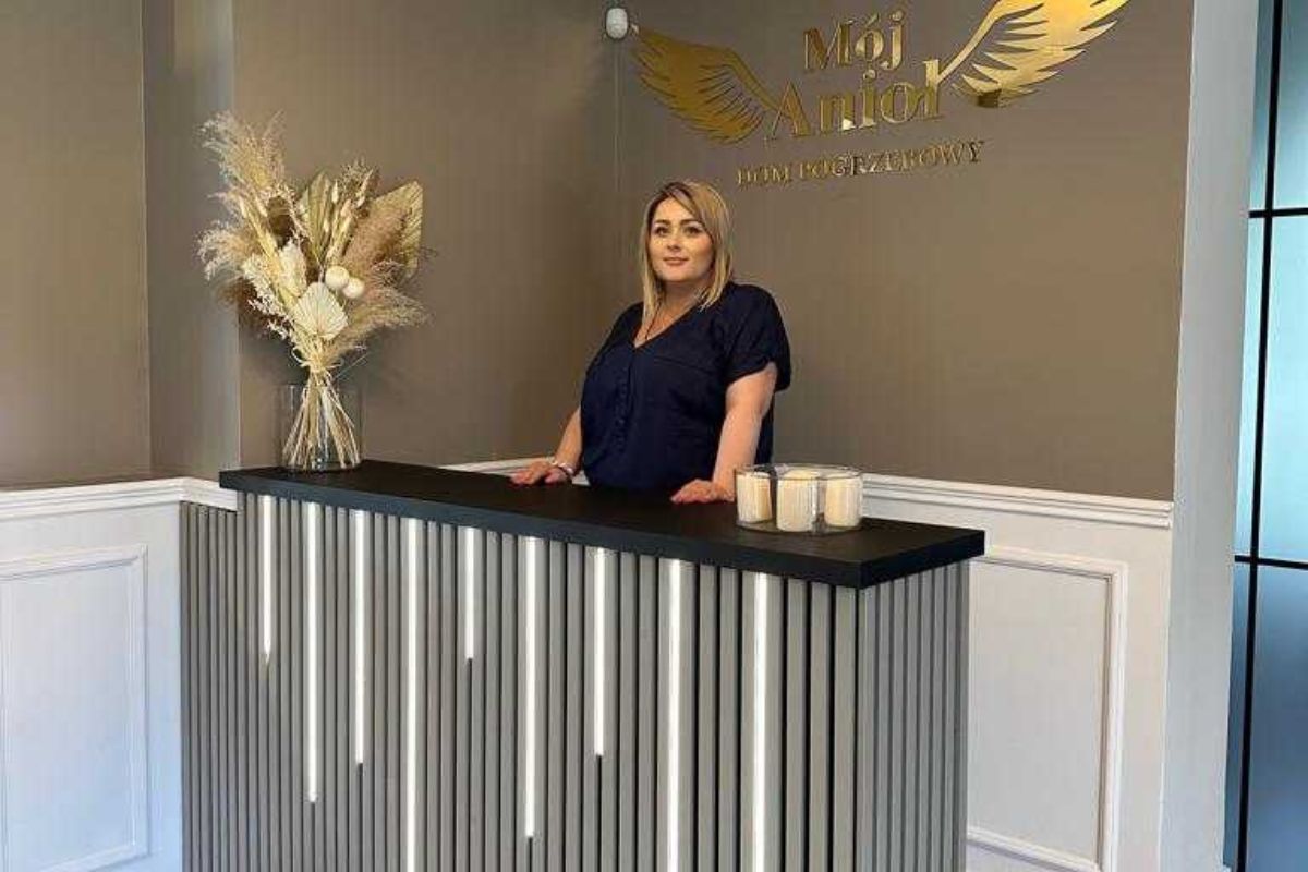 Pracuje w domu pogrzebowym, a w sieci edukuje na tematy związane ze śmierciś