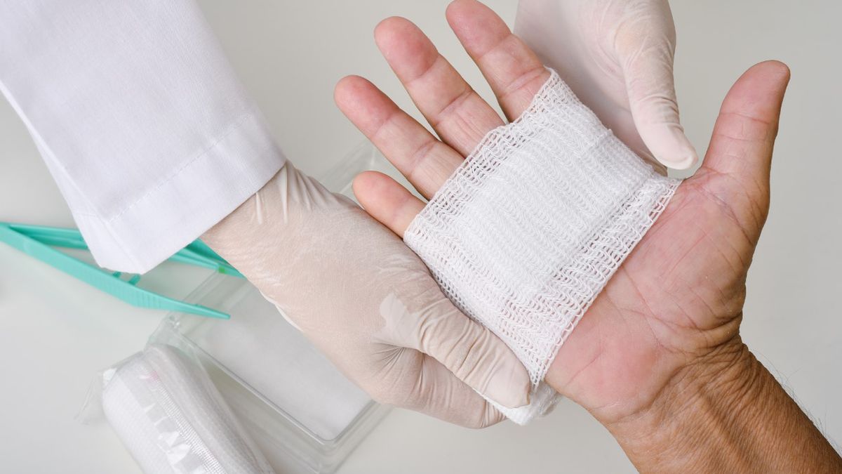 Ranisilver, zarówno maść, jak i spray, to produkty wspomagające leczenie ran i powierzchniowych uszkodzeń skórnych.