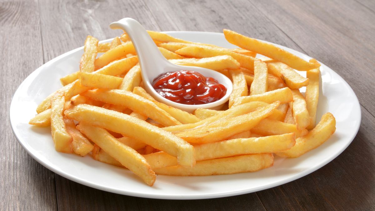 Frytki to smażone słupki ziemniaczane.