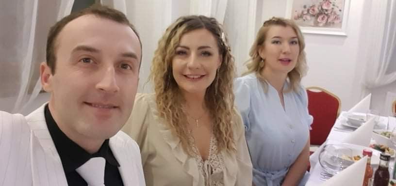Sebastian z "Rolnika" w towarzystwie pań