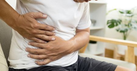 Zaczyna się pod prawym żebrem. Takiego bólu nigdy nie bagatelizuj