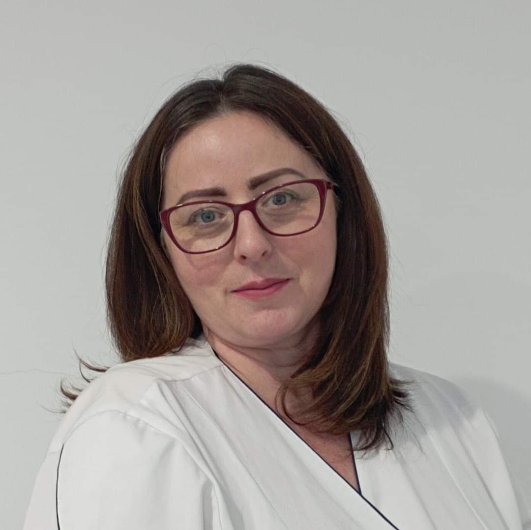 Agnieszka Dróżdż podkreśla, że kluczowe jest znalezienie przyczyny problemu z włosami