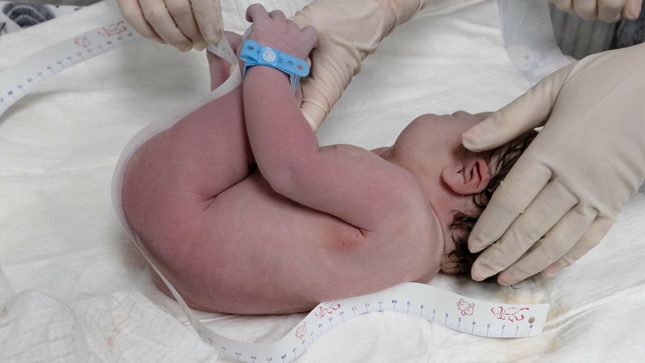 Znalazł noworodka w śmietniku. Chce go zatrzymać