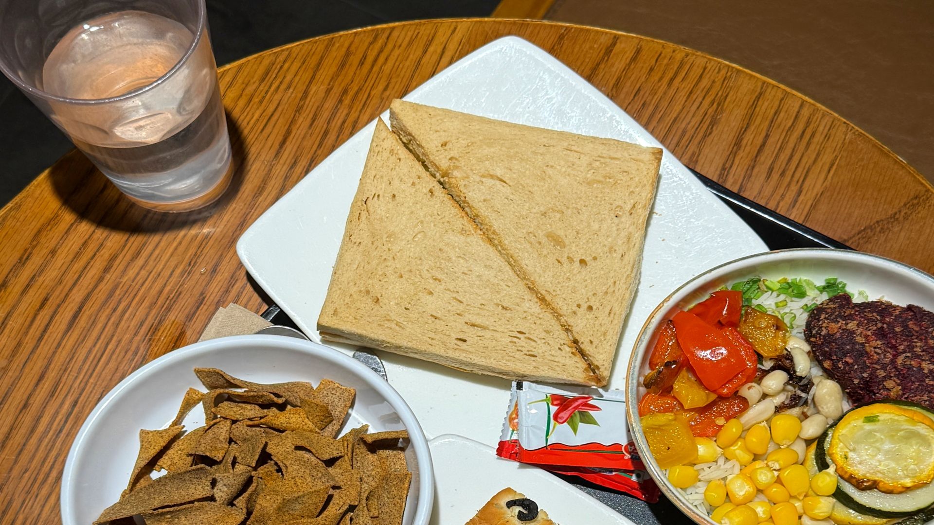 Podstawą jest równowaga, czyli regularne, umiarkowane picie wody w ciągu dnia.