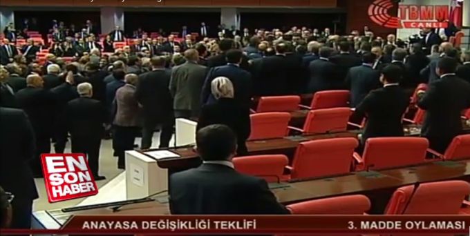 Turcja: Bójka w parlamencie