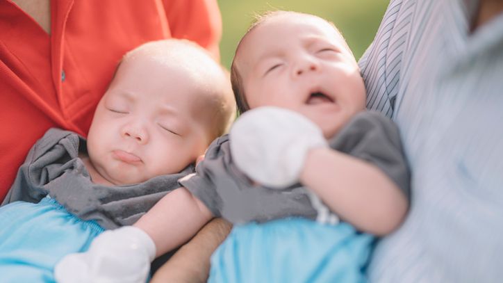 Nie mogli odróżnić bliźniaków. Postanowili zrobić jednemu z nich tatuaż