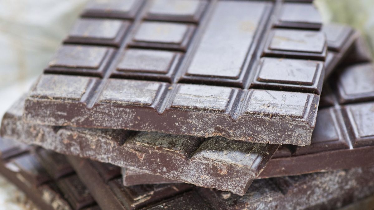 Wyciągasz z szafki, a czekolada pokryta jest białym nalotem? Wyjaśniamy, co to oznacza