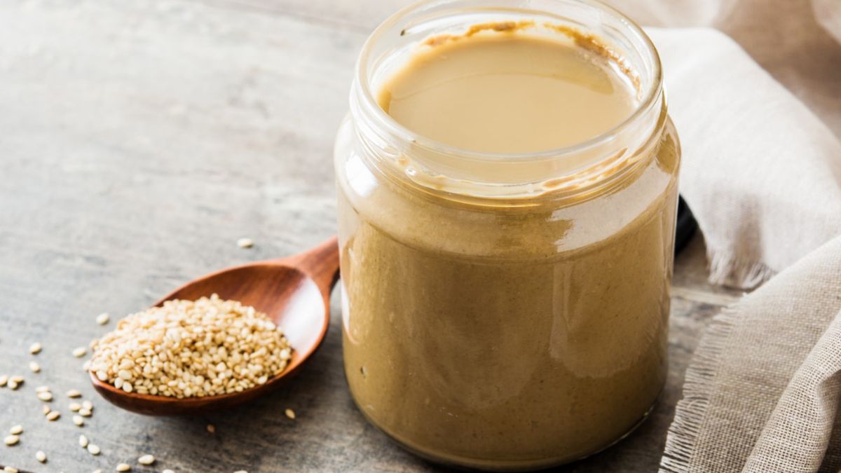Tahini jest pastą zrobioną z nasion sezamu.