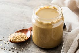 Tahini – jak zrobić pastę sezamową? Z czym ją jeść?