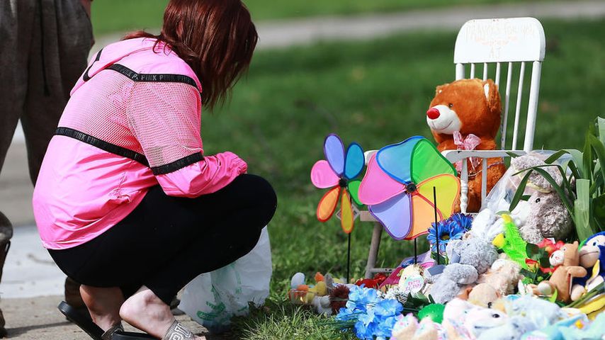 Pod domem zabitego przez rodziców dziecka składane są kwiaty i zabawki