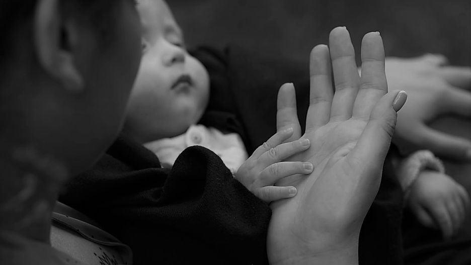 Rodzice chorych maluchów zostają sami. Babcia mówi: "Nie mogę patrzeć na to dziecko"