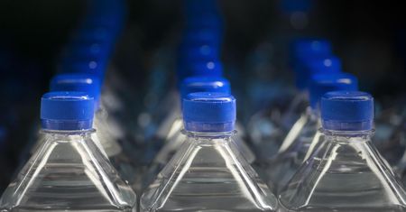 Nie pij wody z plastikowej butelki. Może to mieć negatywny wpływ na twoje zdrowie