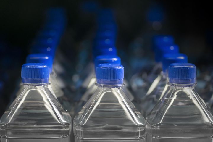 Picie wody z plastikowej butelki może być bardzo szkodliwe dla zdrowia (123rf.com)