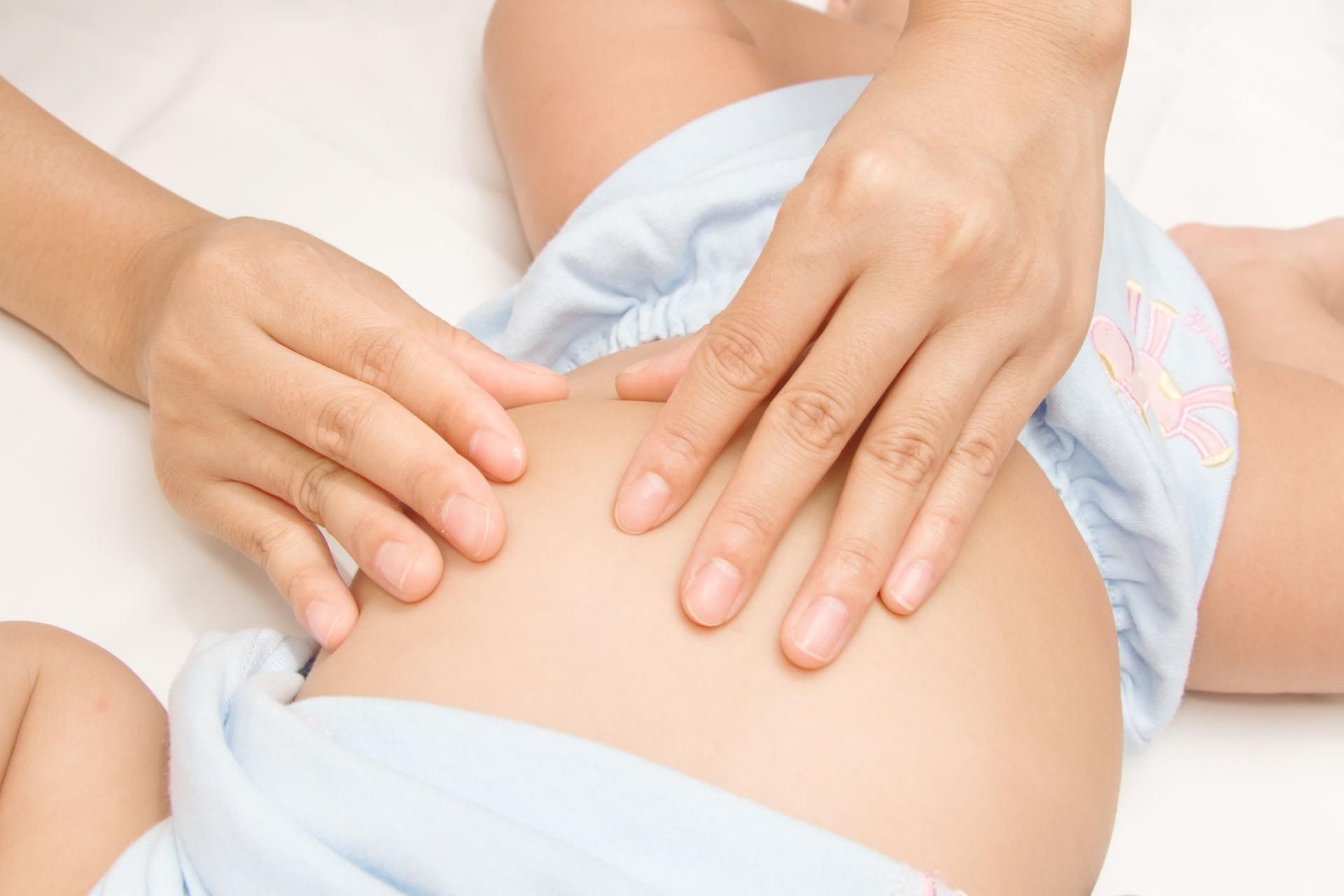 Masowanie brzuszka niemowlaka