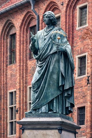 Mikołaj Kopernik był twórcą teorii heliocentrycznej, która dała początek współczesnym poglądom na budowę świata