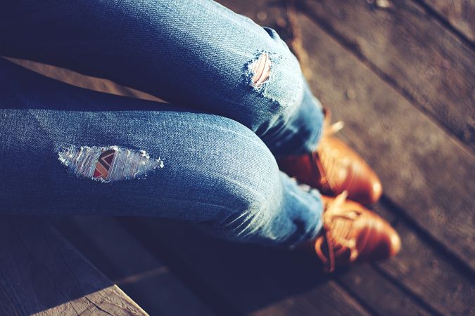 Nawet niska kobieta może nosić jeansy z przetarciami