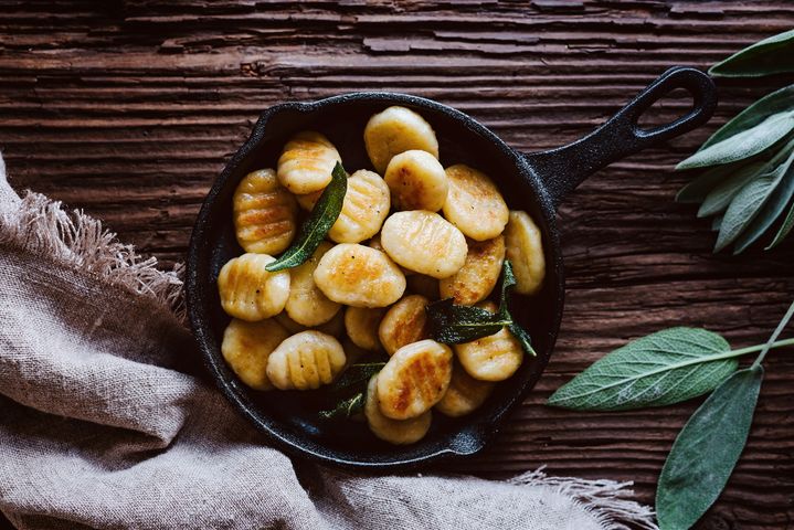 Gnocchi to włoskie, ziemniaczane kluseczki.