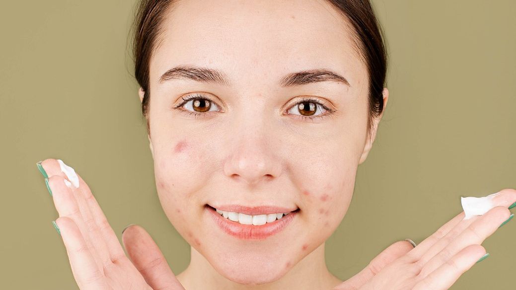 Acnelec to żel przeznaczony do stosowania miejscowego na skórę. Zwalcza trądzik pospolity.