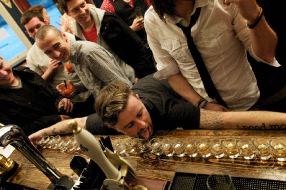  Naukowcy odkryli, dlaczego bełkoczemy i zataczamy się po alkoholu