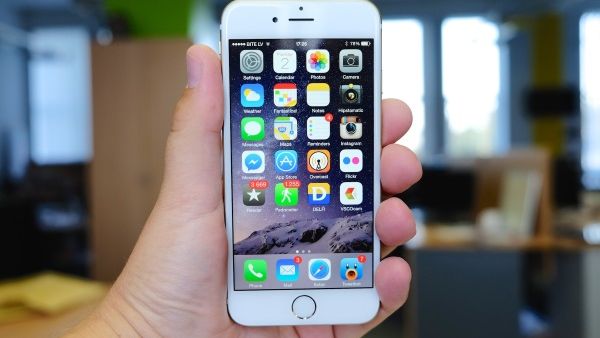 Jedni Apple''a lubią, inni nie. Jedni uważają, że produkuje wysokiej jakości telefony, obsługiwane przez intuicyjny i przyjazny użytkownikowi system operacyjny. Inni twierdzą, że to zdecydowanie zbyt drogie zabawki dla gadżeciarzy, a to samo można mieć od innych producentów w znacznie niższej cenie. Fakty są jednak na razie takie, że iPhone to wciąż jeden z najpopularniejszych smartfonów na świecie, a wersja oznaczona numerem 6 to jedna z najżywiej dyskutowanych nowinek technologicznych tego roku. Nie mogło jej tutaj zabraknąć. Większy od poprzednich iPhone''ów ekran (4,7 cala) powinien ucieszyć wszystkich, dla których dotychczasowe telefony Apple''a były zbyt małe. Tylko jeżeli go kupicie, to uważajcie, żeby za bardzo go nie wygiąć. ;)

Cena: prawdopodobnie około 3 tysięcy złotych (kiedy tylko trafi do sprzedaży)