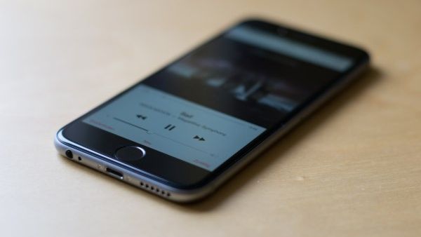 Nowy iPhone to szereg nowości w stosunku do poprzedniej wersji hitowego smartfona Apple. Na pierwszy rzut oka zwraca uwagę cieńsza obudowa, bardziej przypominająca modele Samsunga niż wcześniejsze iPhone''y, oraz większe rozmiary, bardziej zgodne z obecnymi trendami. Wygląd zewnętrzny to jednak nie wszystko. Również w podzespołach iPhone’ów znajdziemy nowości. Procesor A8 jest o 20% szybszy od poprzednika, a procesor graficzny to jednostka o wydajności o 50% większej od ostatniego modelu. Co ciekawe większa moc i wydajność nie oznaczają wcale krótszego czasu pracy na baterii. Czas pracy iPhone''a 6 jest bardzo zbliżony do wersji 5S.