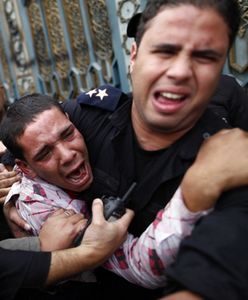 Egipt: czołgi i wozy opancerzone przed pałacem prezydenckim