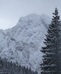 Powrót zimy w Tatrach. Wzrasta zagrożenie lawinowe