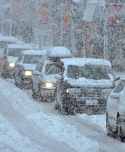 Śnieg z wieży telewizyjnej w Tokio zniszczył dach