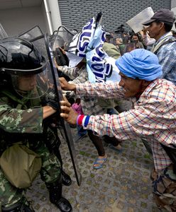 Tysiące demonstrantów otoczyło siedzibę rządu Tajlandii. Budują mur