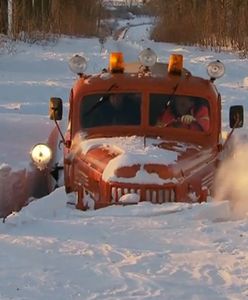Radziecki ził walczy ze śniegiem na Lubelszczyźnie - wideo