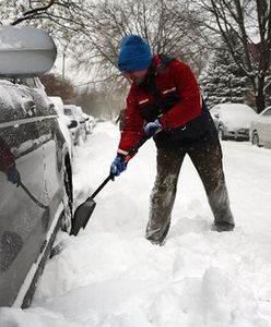 Policjanci uratowali uwięzionego w zaspie mężczyznę