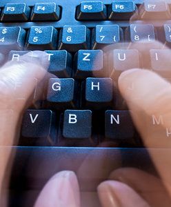 Zepchnęła rowerzystę z drogi, a potem pochwaliła się tym na Twitterze