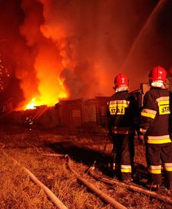 Płonie hala z odpadami - trzy osoby ranne